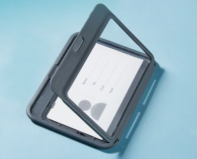 ECUSON ORIZONTAL ABS RIGID 100*80MM 2 FETE CU CLIPS SI SNUR TEXTIL CULORI ASORTATE DELI