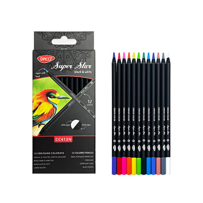 Set de 12 creioane colorate DACO Black&White cu corp rotund negru elegant, mină groasă de 4 mm și ascuțitoare inclusă, compatibile cu hârtia neagră.