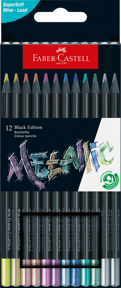 Set de 12 creioane colorate triunghiulare cu efect metalizat din gama Black Edition de la Faber-Castell, realizate din lemn negru cu mină super moale pentru strălucire pe hârtie închisă.