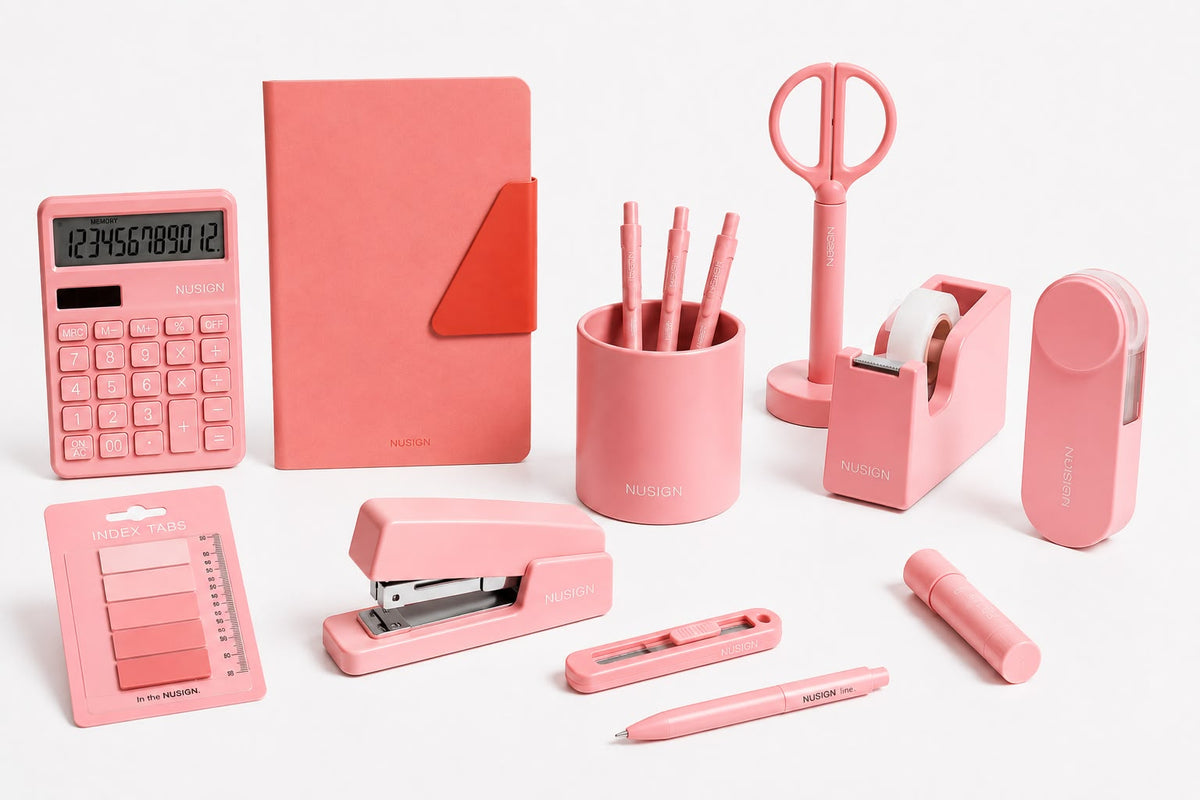 Set complet de accesorii de birou în nuanță roz pastel din gama Deli Nusign Pink conținând calculator, agendă cu clapetă, foarfecă, dispenser și rechizite
