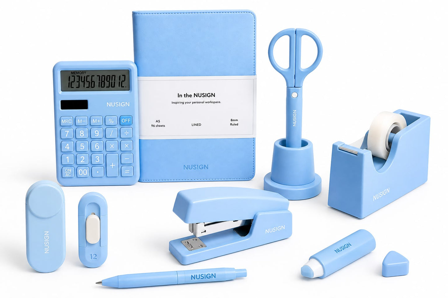 Set complet de accesorii de birou în nuanță albastru pastel din gama Deli Nusign Sky conținând calculator, agendă, foarfecă, dispenser și rechizite