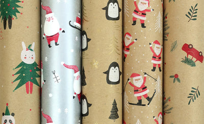 Rolă de hârtie de ambalaj metalizată Santas Wonderland Rotolux 70 cm x 2 m, 74 g/m², cu modele festive de iarnă, ideală pentru cadouri de Crăciun.