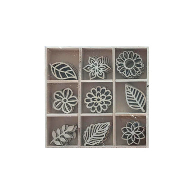 Set de 45 floricele decorative din lemn natural Dacoart, mix de dimensiuni, ideale pentru scrapbooking, proiecte handmade și decorațiuni elegante