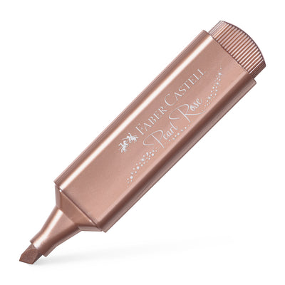 Textmarker roz metalizat Faber-Castell 1546 cu vârf teșit pentru accente strălucitoare pe hârtie.