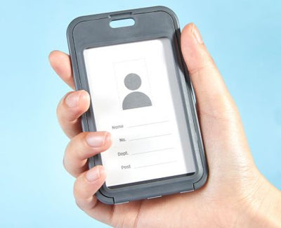 ECUSON VERTICAL ABS RIGID 68*113MM 2 FETE CU CLIPS SI SNUR TEXTIL CULORI ASORTATE DELI