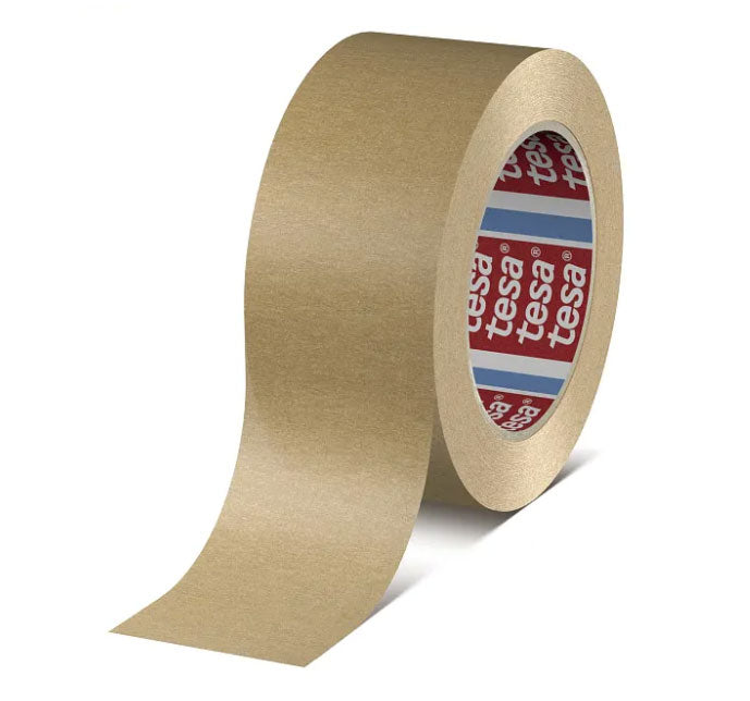 Rolă de bandă adezivă din hârtie maro ecologică Tesa 4713, lățime 50 mm, lungime 50 m, cu adeziv din cauciuc natural, ideală pentru sigilarea cutiilor.