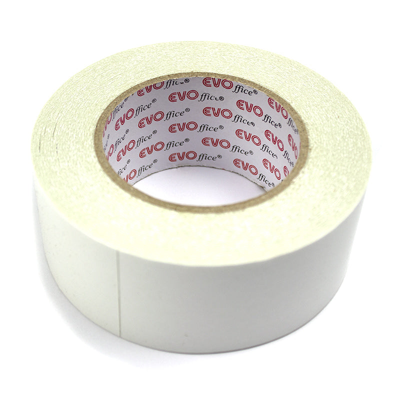 Rolă de bandă dublu adezivă EVOffice, lățime 50 mm, lungime 50 m, grosime 90 microni, ideală pentru montare profesională, fixare mochete și uz general.