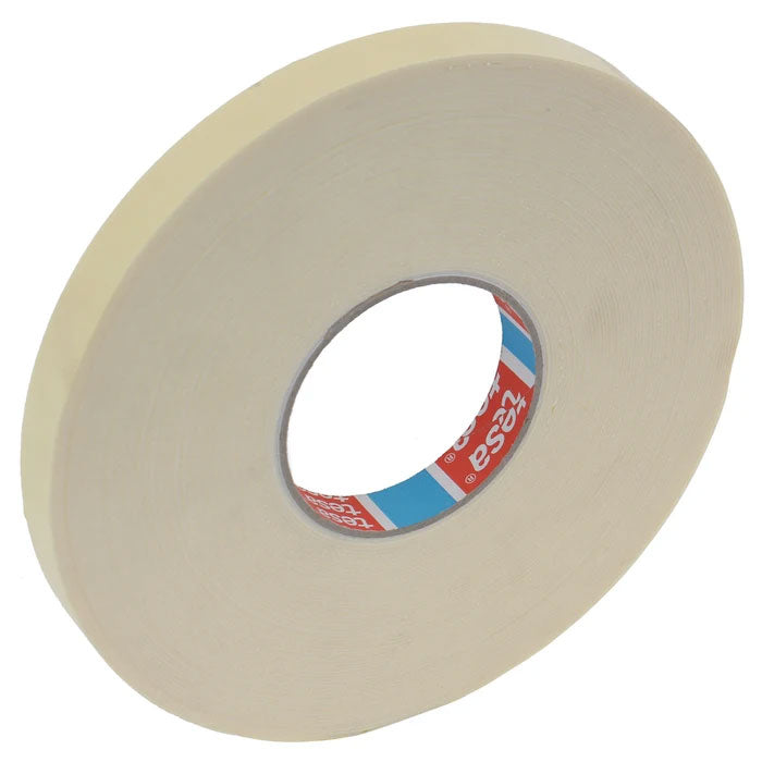 Rolă de bandă dublu adezivă cu spumă Tesa 64958, lățime 19 mm, lungime 25 m, ideală pentru fixarea sigură a obiectelor pe suprafețe neregulate.