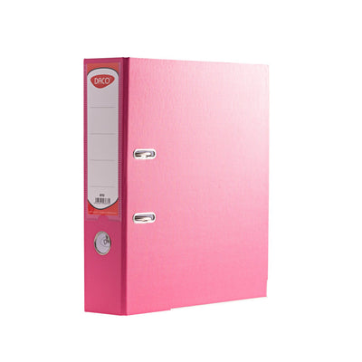 Biblioraft fucsia Daco, format A4, cotor lat de 7.5 cm, realizat din carton rigid plastifiat, echipat cu colțuri metalice și buzunar pentru etichetă, ideal pentru arhivarea vibrantă și organizată a documentelor