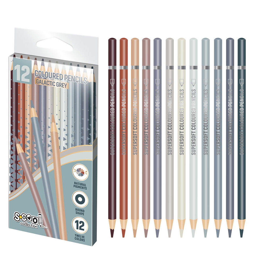 Set de 12 creioane colorate din lemn natur din gama Galactic Gray de la S-COOL, în nuanțe tematice de gri, maro și tonuri pământii, organizate în cutie rezistentă din PVC pentru școală și desen artistic