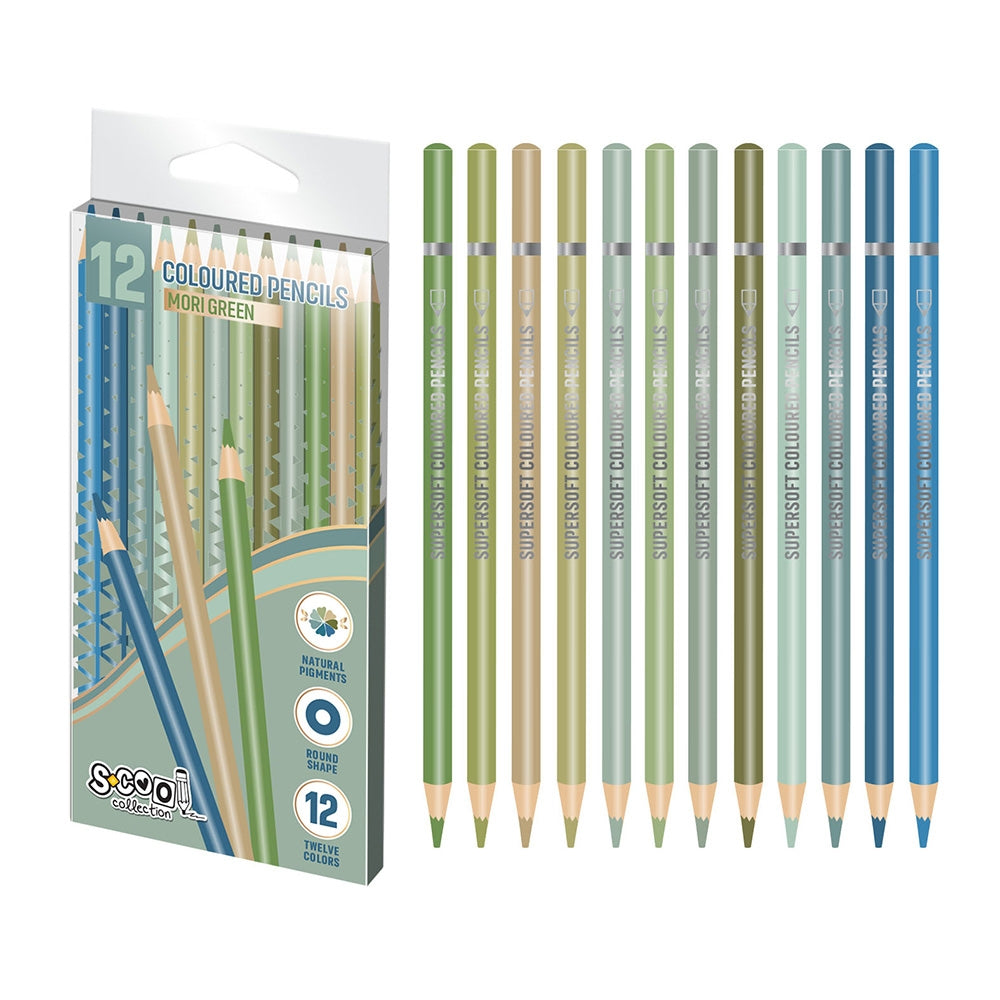 Set de 12 creioane colorate din lemn natur din gama Mori Green de la S-COOL, în nuanțe tematice de verde, albastru și tonuri pământii reci, organizate în cutie rezistentă din PVC pentru școală și desen artistic.