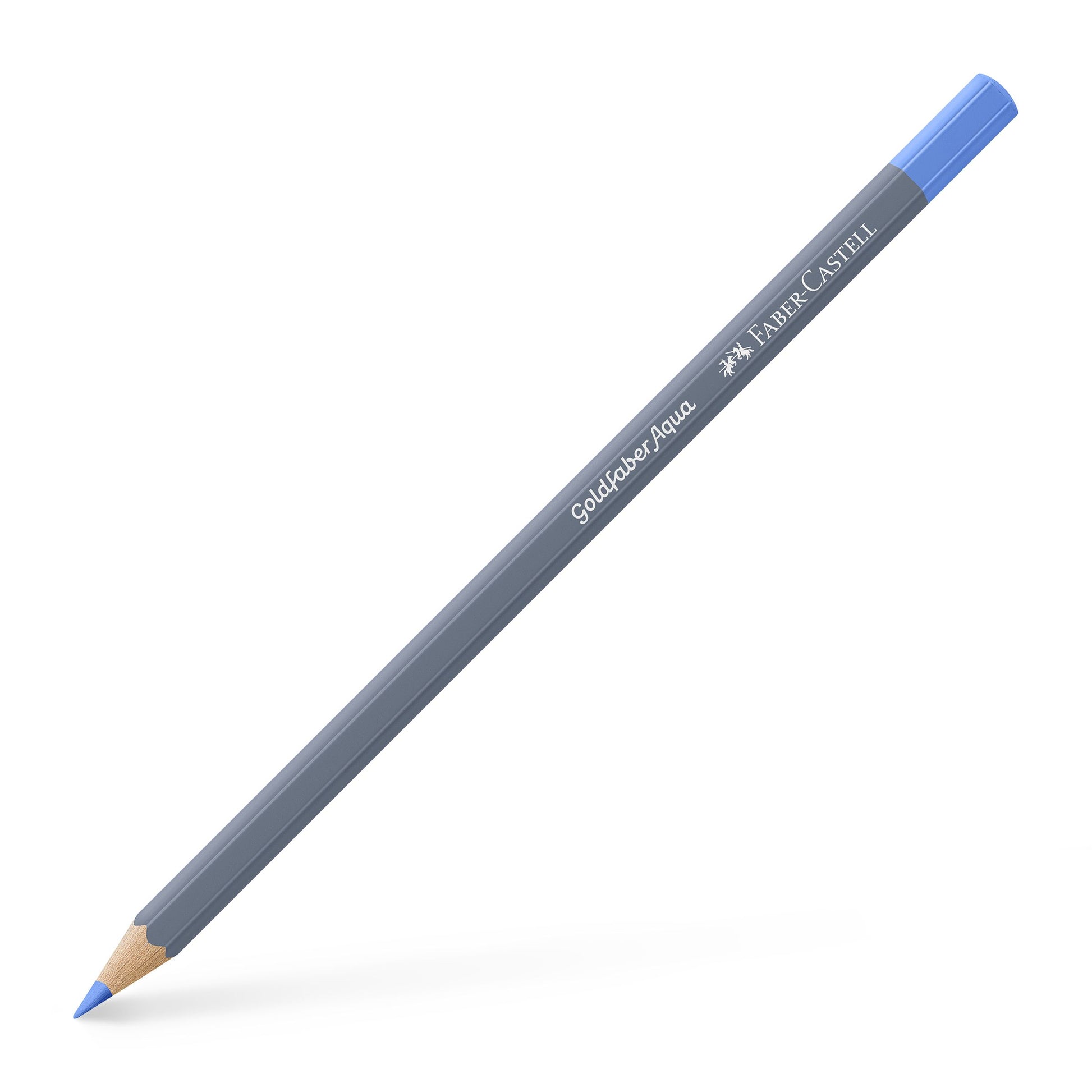 Creion colorat acuarelabil Goldfaber Faber-Castell în nuanța luminoasă Albastru Ultramarin Deschis 140, cu mină de 3.3 mm, perfect pentru tehnici mixte de desen și acuarelă