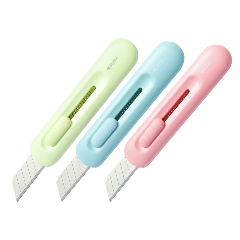 Cutter mini din plastic reciclat Deli Longreen culori asortate cu lamă retractabilă din oțel 90x20x10 mm