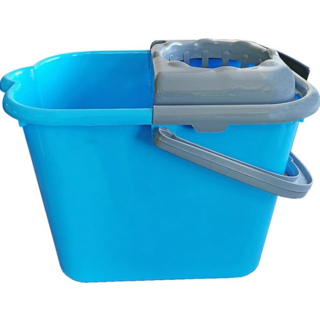 Găleată dreptunghiulară din plastic albastru/gri de 14 litri, dotată cu storcător de mop și roți pentru transport facil pe pardoseală.