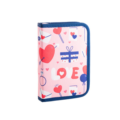 Penar scolar neechipat DACO model PE1960 culoare roz cu imprimeu inimi si mesaj LOVE un compartiment cu doua extensii rabatabile si suporturi elastice