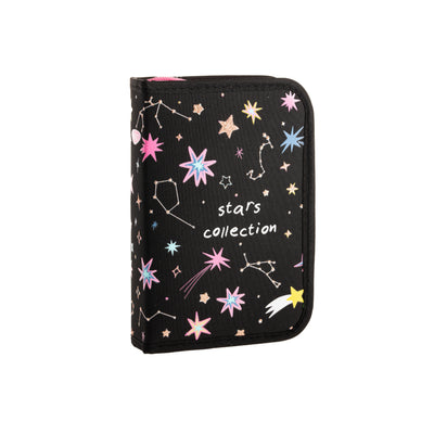 Penar scolar neechipat DACO model PE1961 culoare negru cu imprimeu stele si constelatii Stars Collection un compartiment cu doua extensii si suporturi elastice