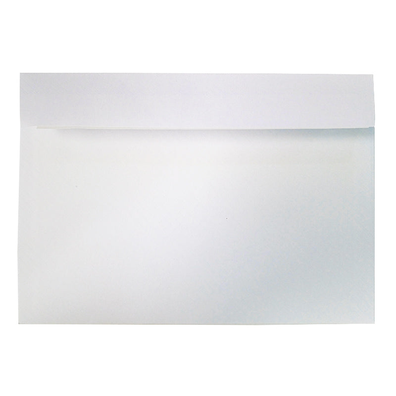 Plic alb format C6, dimensiune 114x162 mm, cu deschidere pe latura mare și închidere siliconică, ideal pentru corespondență poștală standard.