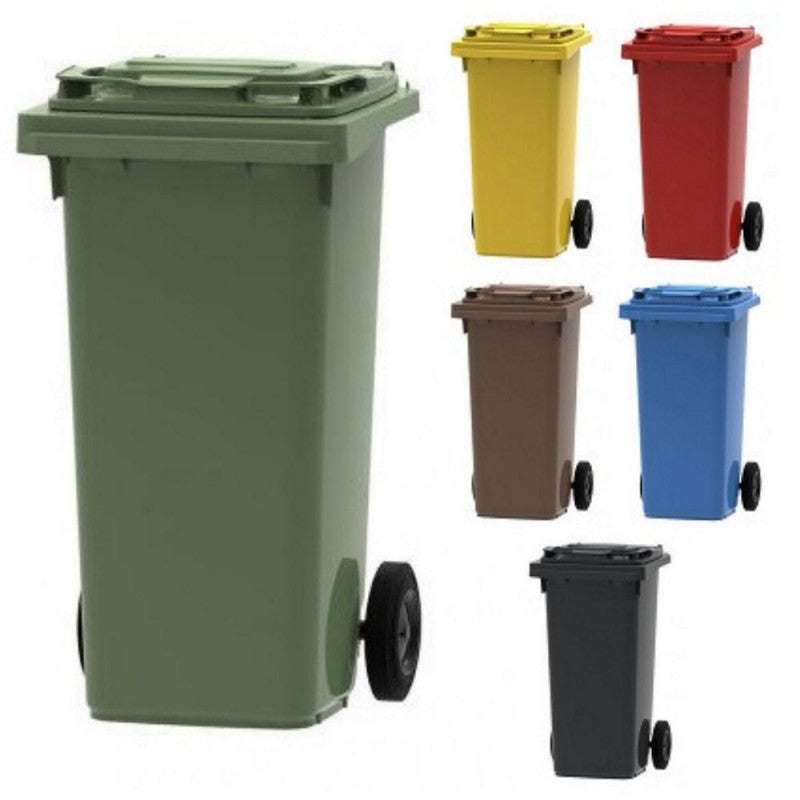 Pubelă mare de gunoi din plastic HDPE de culoare neagră/verde, capacitate 120 litri, prevăzută cu roți pentru transport și capac etanș, ideală pentru curte sau spații comerciale.