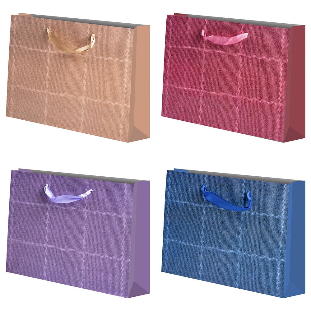 Pungă cadou mare din carton model jeans 40x30x14 cm cu deschidere pe latura lungă și mânere din panglică textilă, culori asortate.