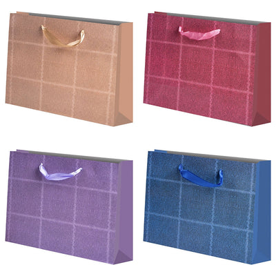 Pungă cadou mare din carton model jeans 40x30x14 cm cu deschidere pe latura lungă și mânere din panglică textilă, culori asortate.