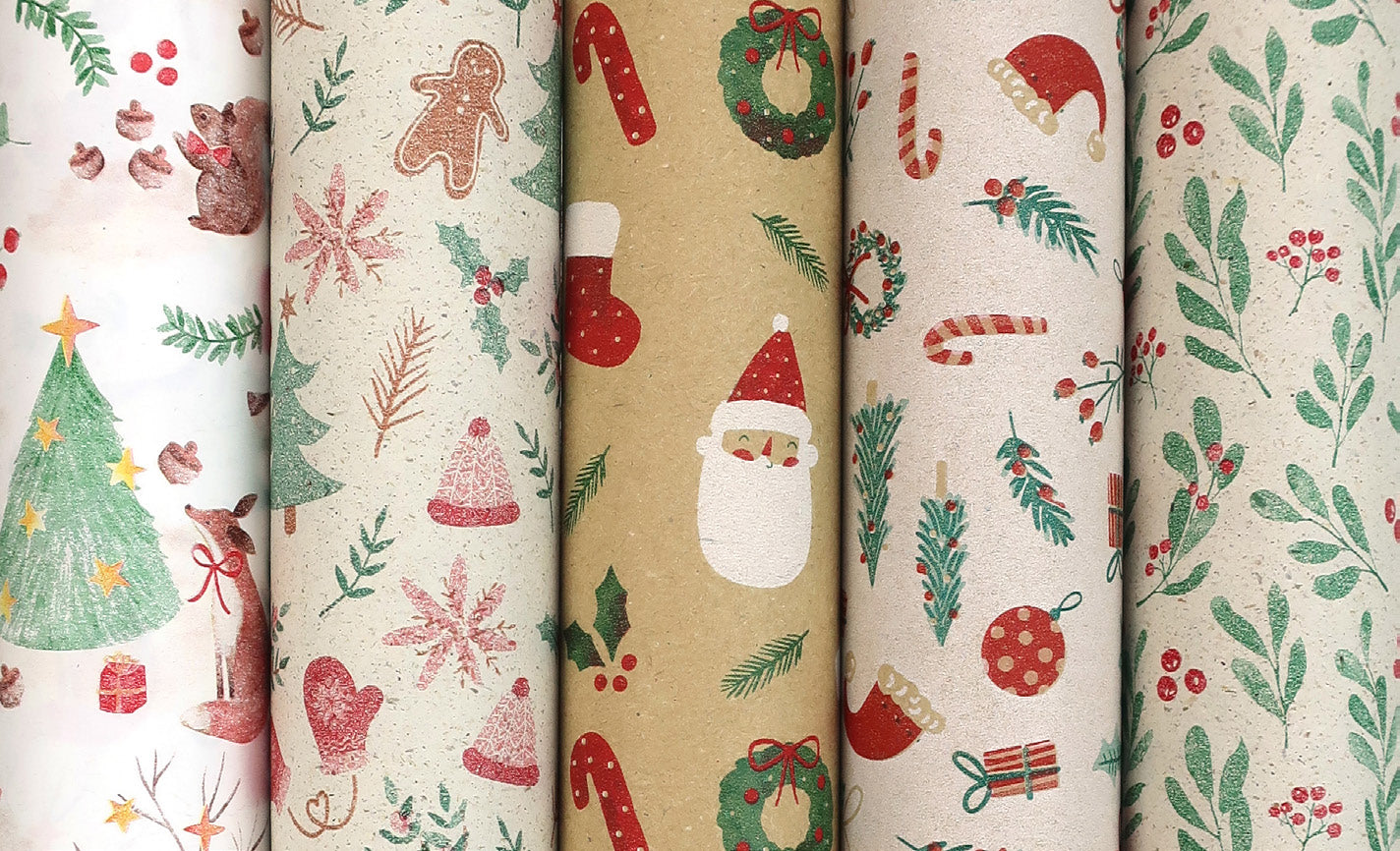 Rolă de hârtie de ambalaj metalizată Christmas Town Rotolux 70 cm x 2 m, 74 g/m², cu modele festive de iarnă, ideală pentru cadouri de Crăciun